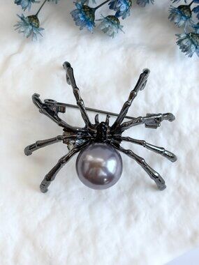 Spider Figural Dark Silver Faux Taihitian Pearl Accented Halloween Spooky Brooch